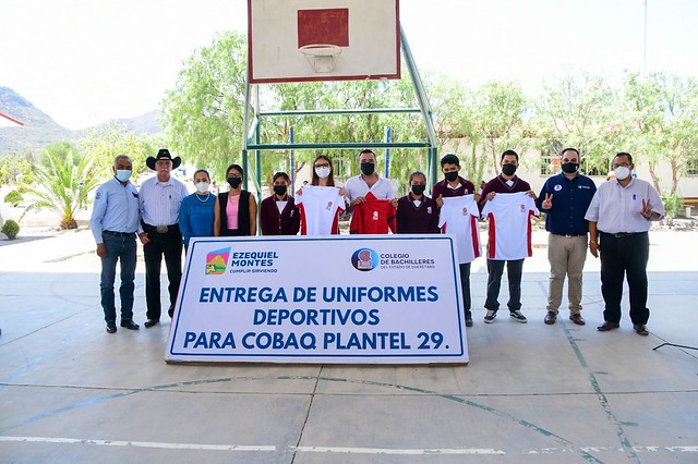 Entrega de uniformes deportivos a COBAQ , planteles de Ezequiel Montes