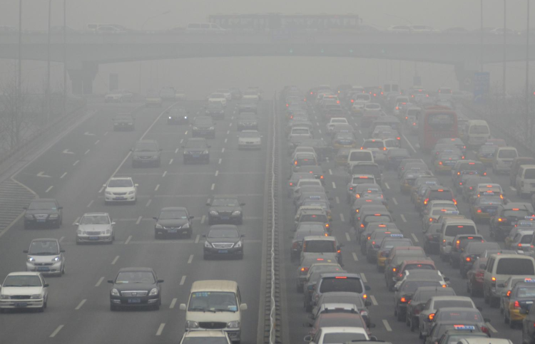 化石燃料燃燒、汽車內燃機和有毒化學污染等「現代」污染源，為發展中國家帶來更大的健康風險。圖片來源：Automobile Italia／Flickr（CC BY 2.0）