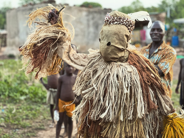 Personaje con vestimenta de la sociedad Poro (Senufo) en Costa de Marfil