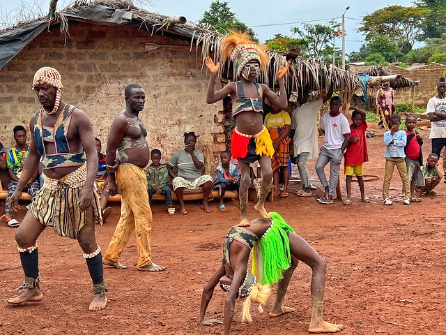 Niñas serpiente en un pueblo Yacuba Dan de Costa de Marfil
