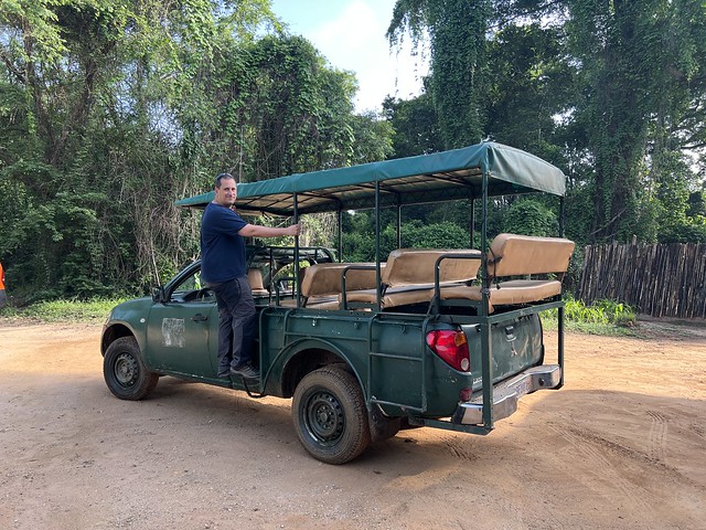 Sele en el vehículo de safari con el que recorreremos la Reserva N'Zi (Costa de Marfil)