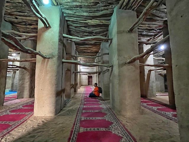 Sele en el interior de la mezquita de barro de Kong (Costa de Marfil)