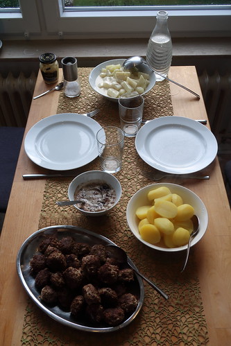 Frikadellen mit Kohlrabigemüse und Salzkartoffeln (Tischbild)