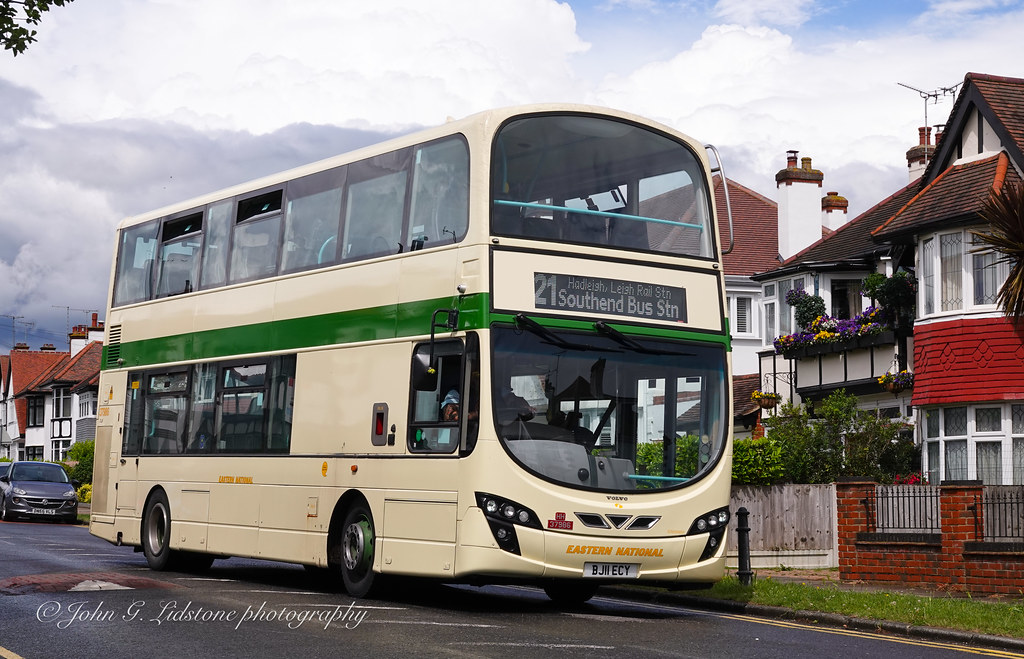 Eastern National heritage coach livery First Essex (Hadleigh) Volvo B9TL / Wright Gemini 2 HH 37986, BJ11 ECY