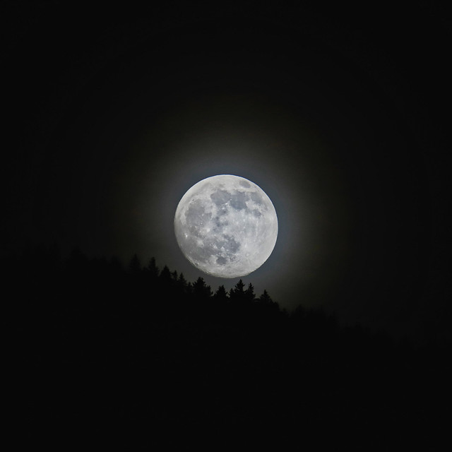 Lune sortant derrière la montagne