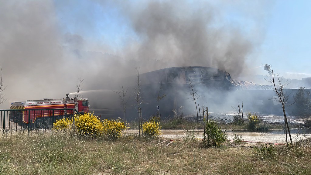Opérations : feu d'entrepôt sur la commune de Charleval