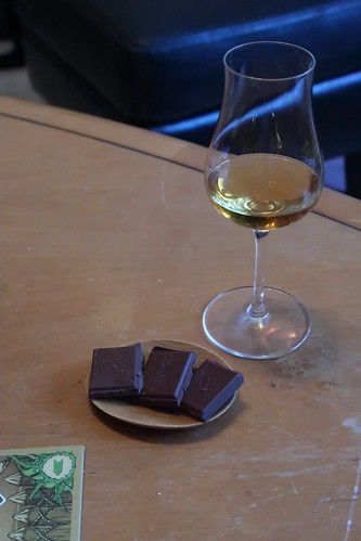 Glas Barbados Rum zu einigen Stücken veganer Kokosmilchschokolade