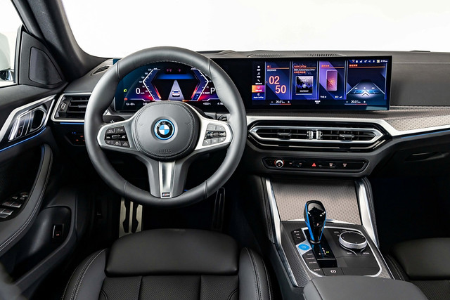 [新聞照片六] 全新BMW i4透過精練俐落的手法鋪陳全新一體式曲面螢幕，整合12.3吋虛擬數位儀錶、14.9吋中控觸控螢幕與全新iDrive 8.0使用者介面，維繫品牌一貫堅持的駕駛者導向座艙設計