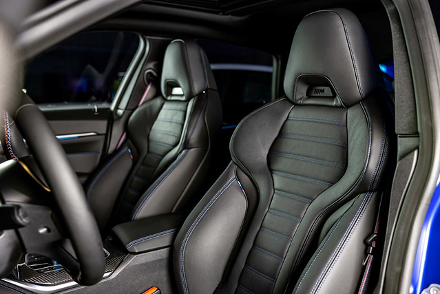 [新聞照片八] BMW i4 eDrive40座艙配置Sensatec透氣皮質跑車，而i4 M50更升級Vernasca真皮材質M跑車座椅