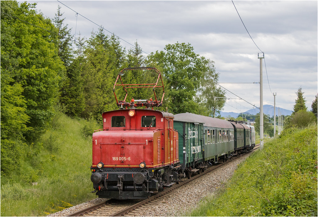 169 005 mit einem Sonderzug Murnau - München bei Huglfing