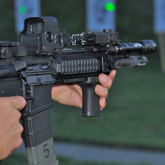 Ebrard señaló que la empresa que produce el rifle AR-15 hace propaganda con jóvenes