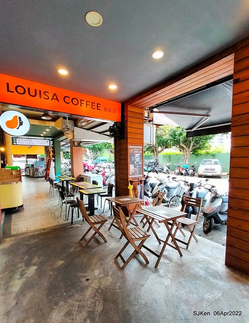 「路易莎咖啡Louisa Coffee 石牌裕民店」(Louisa Coffee & Hamburger), Taipei, Taiwan, Apr 6, 2022.