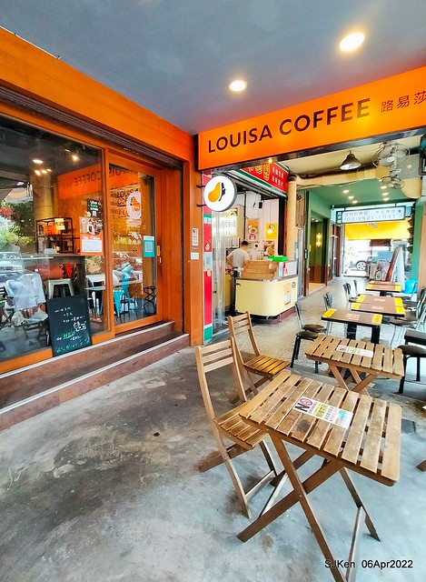 「路易莎咖啡Louisa Coffee 石牌裕民店」(Louisa Coffee & Hamburger), Taipei, Taiwan, Apr 6, 2022.