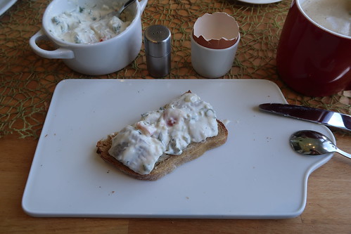 Heringssalat mit Joghurt auf Quark-Buttermilch-Brot