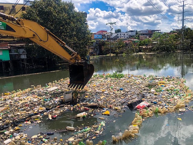 27.5.2022 - Prefeitura realiza limpeza na orla do São Jorge