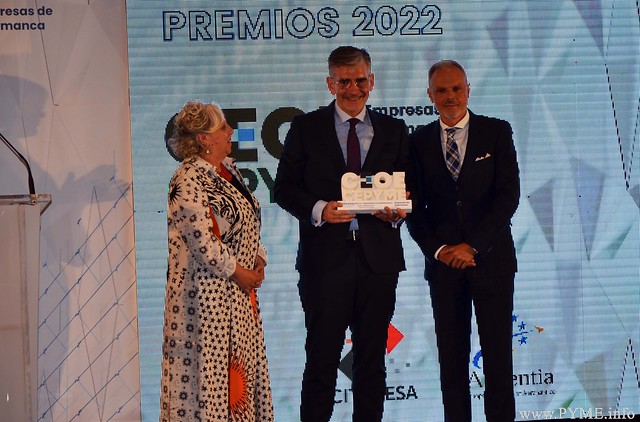Javier Mateos, director de Auto Salamanca, recibe el premio a la Excelencia y al desarrollo empresarial de manos de Encarnación Pérez, subdelegada del Gobierno y del vicepresidente de la patronal Sergio Pérez.