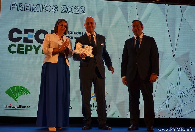 Mario Vicente, CEO de Undanet, recibe el premio a la Innovación de manos del delgado de la Junta de Castilla y León, Eloy Ruiz y de la vicepresidenta de la patronal, Elena Borrego.