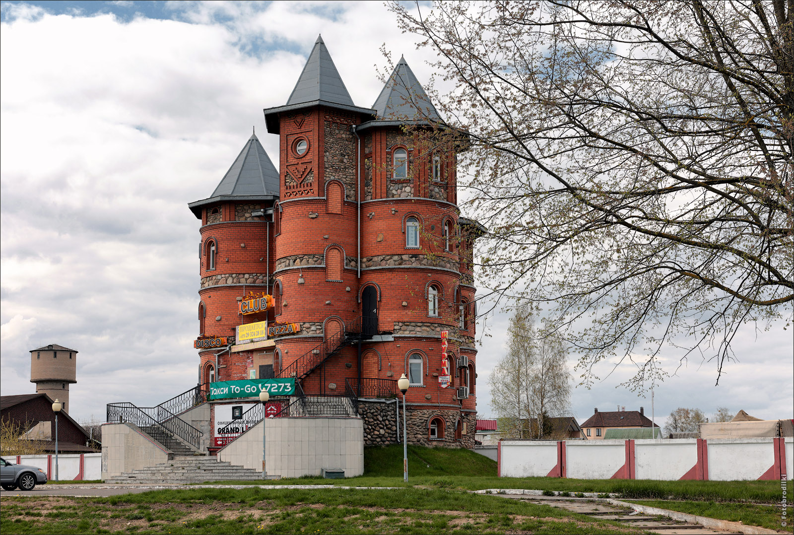 Здание из башен, Марьина Горка, Беларусь