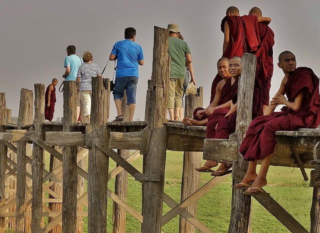MYANMAR, Burma - Mandalay-Amarapura auf, unter und neben der U-Bein-Brücke, Handytime bei den  Mönchen und Novizen, 78828/20728