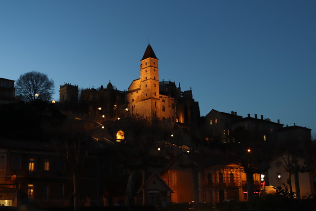 La tour d'Armagnac s'illumine joliment le soir venu...