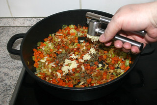 37 - Squeeze garlic in pan / Knoblauch in Pfanne pressen