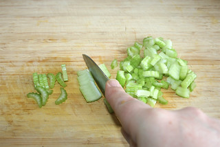 14 - Cut celery slices in half / Selleriestreifen halbieren