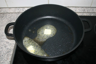 23 - melt more butter in pan / Mehr Butter in Pfanne zerlassen