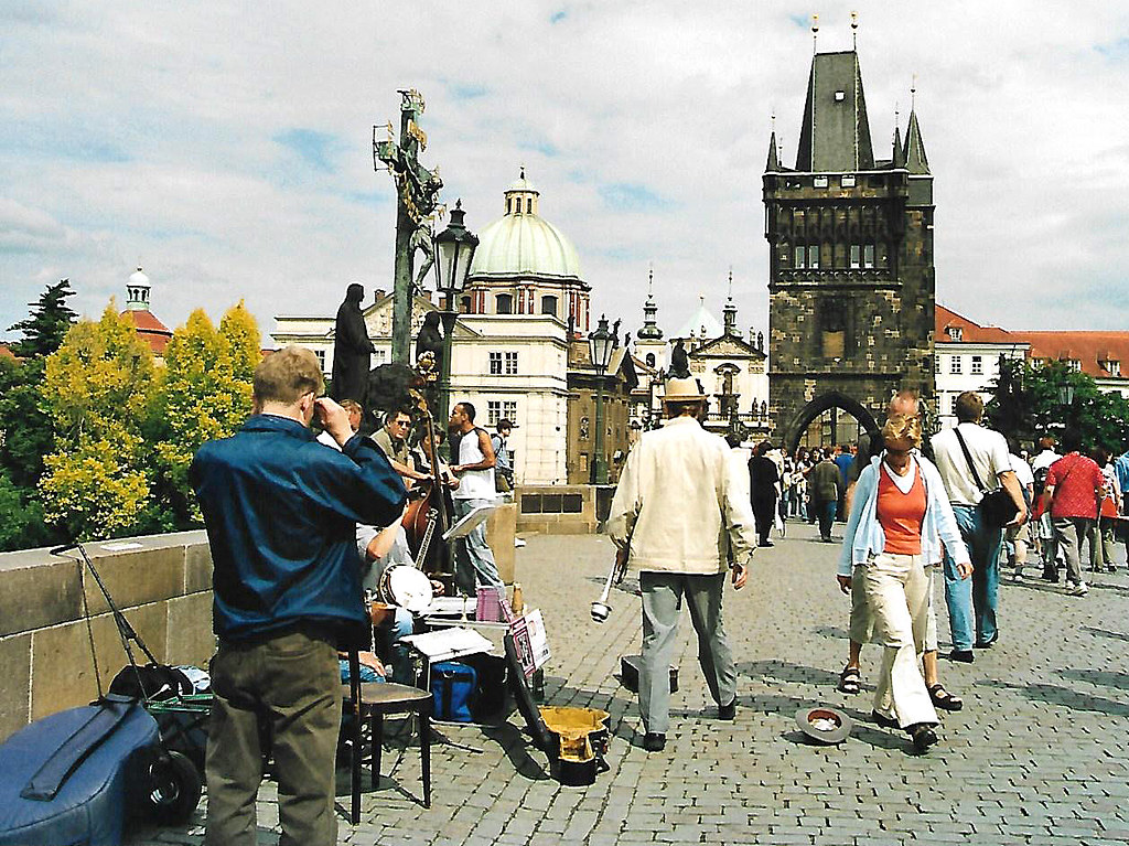 Prag - Praha, Karlsbrücke, Kirche des hl. Franzikus von Assisi & Kleinseitner Brückenturm - Church of St. Francis of Assisi &