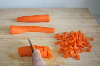 08 - Dice carrots/ Möhren würfeln