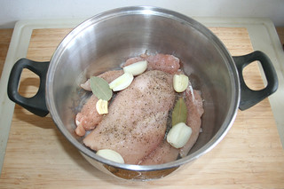 04 - Put small onion & squeezed garlic cloves / Kleine Zwiebel & angedrücktes Knoblauch in Topf geben