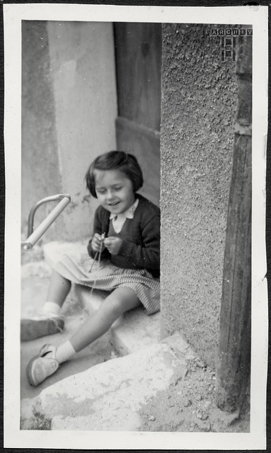 ArchivTappen28Album20a469 Porträt, Mädchen mit Strickliesel, Frankreich, 1950er