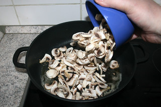 24 - Put sliced mushrooms in pan / Champignons in Pfanne geben