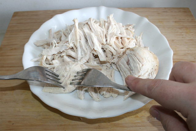 18 - Shred cooked chicken with two forks / Gekochtes Hähnchen mit Gabeln zerkleinern