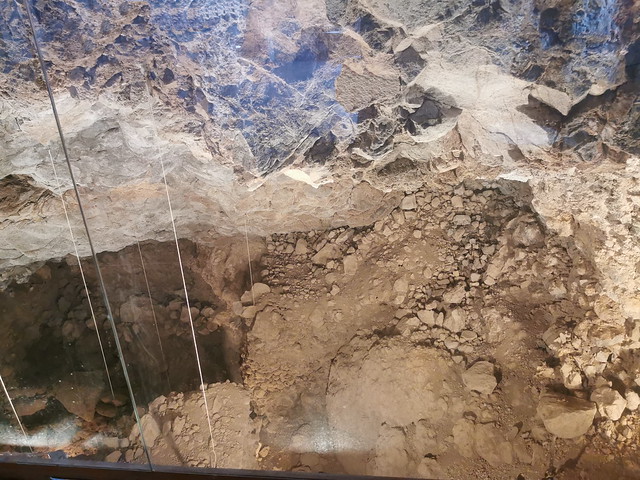 Cueva interior yacimiento arqueológico Cerera de etapa prehispánica asociación de vecinos Guanche Arucas Gran Canaria 03