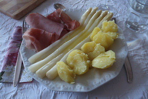 Spargel klassisch mit Butter, Frühkartoffeln und dreierlei Schinken