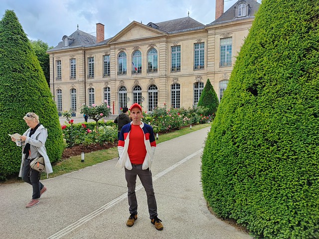 אסף הניגסברג בחצר מוזיאון אוגוסט רודן בפריז פסל צרפתי מפורסם קלאסי פיסול פיגורטיבי פריז auguste rodin sculpture
