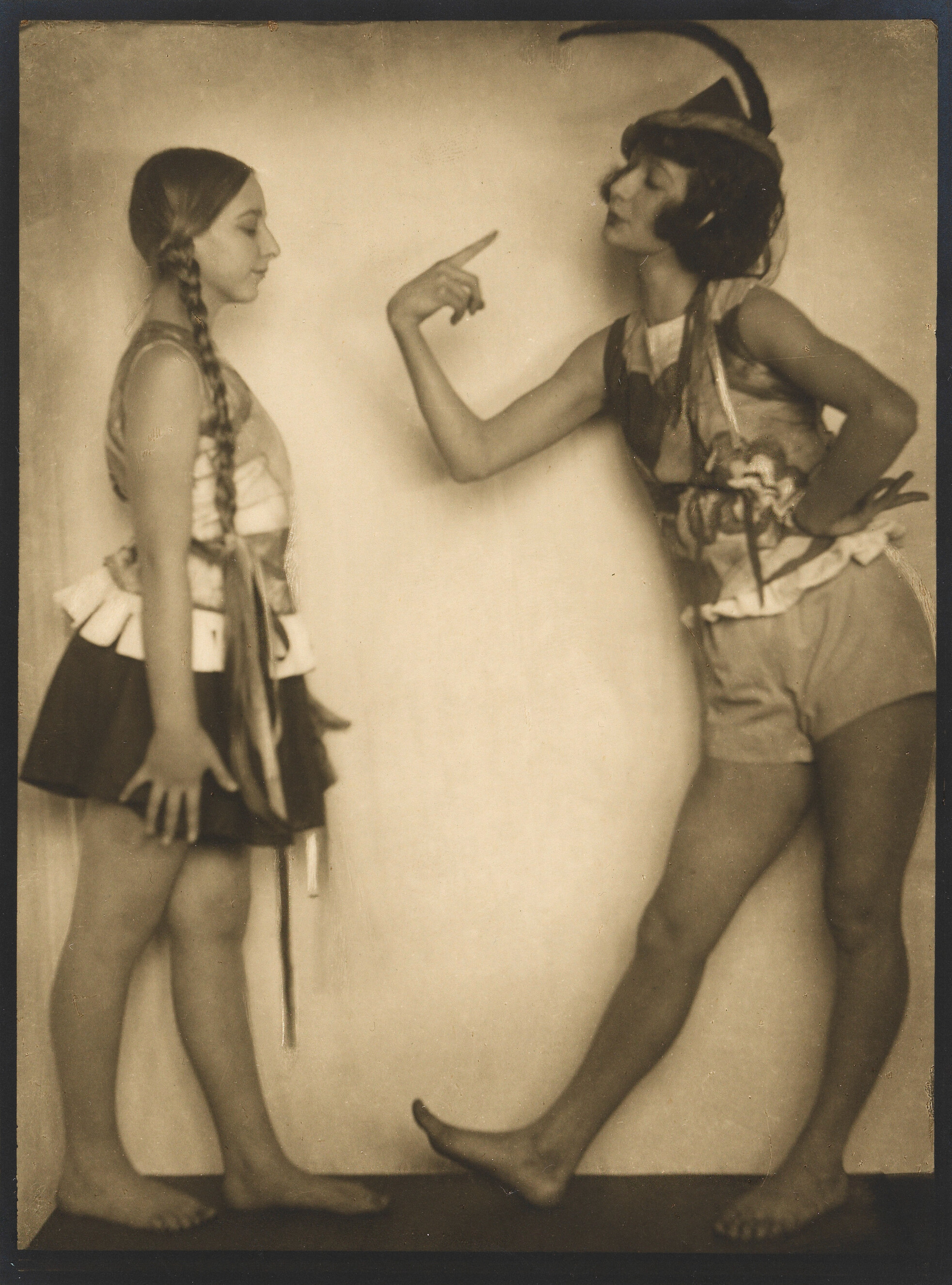 Anton Josef Trčka (auch Antios) :: Zwei unbekannte Tänzerinnen in Tanzpose (Two unknown dancers in dance pose), 1920-1930. Silbergelatinepapier auf Untersatzpapier, braungetont. | src Wien Museum
