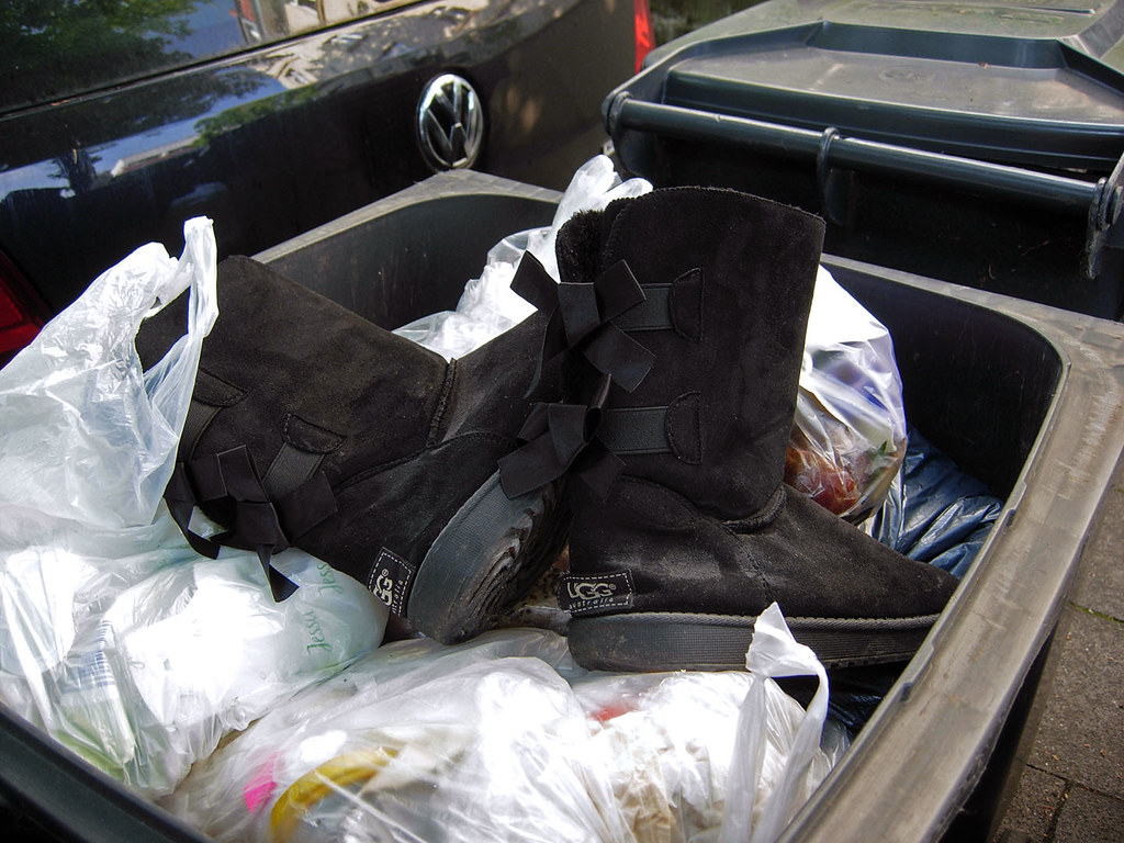 Trash_Uggs_20220502_02_PicM2 | Echte Uggs in der Mülltonne. … | Flickr