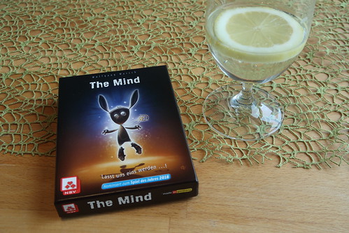 Aufgesprudeltes Wasser zum kooperativen Kartenspiel "The Mind"