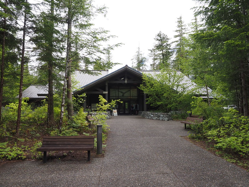 North Cascades Visitor Center: Folks were waiting outside for it to open, which didn't take long.