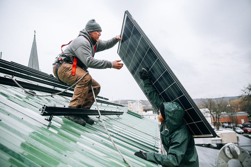 家戶裝設太陽能板。圖片來源：100% Campaign／Flickr（CC BY 2.0）
