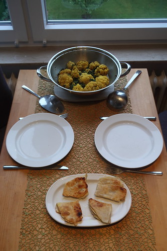 Blumenkohl-Spinat-Curry und Parathas (Tischbild)