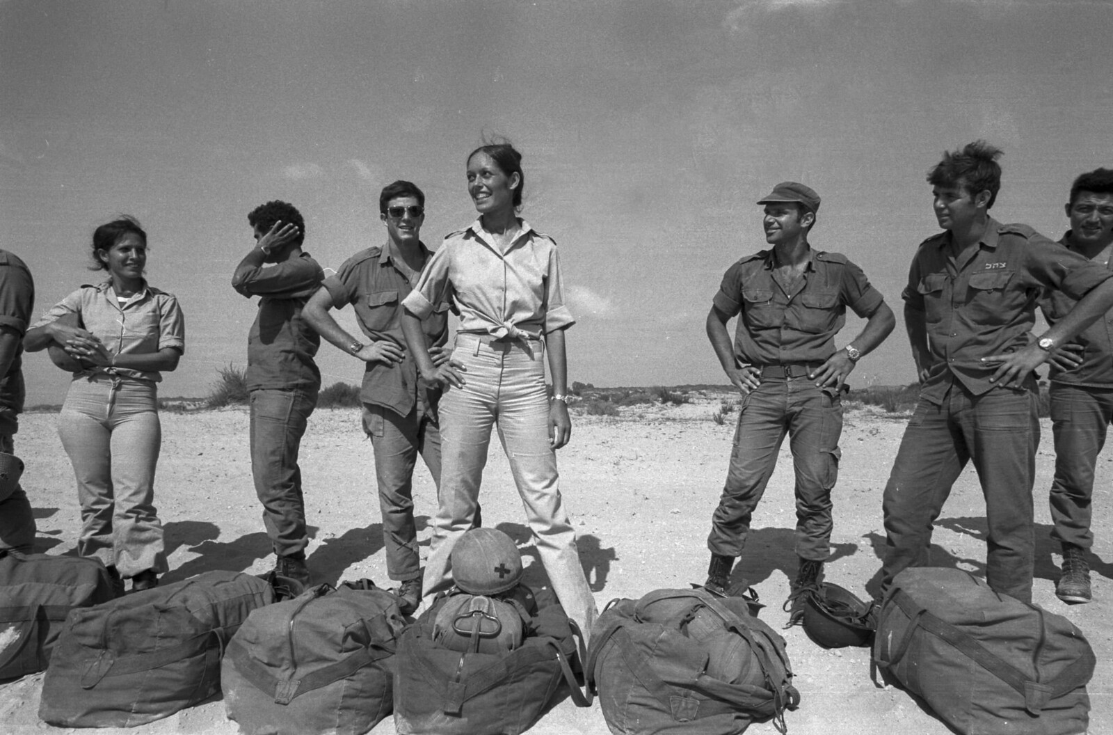 01. Вики, женщина-десантник израильской армии во время тренировки с мужским взводом в пустыне в июле