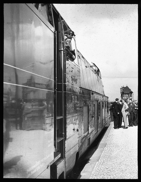 Deutsche Reichsbahn (German State Railways) - DRG Class 05 4-6-4 streamlined steam locomotive Nr. 05 002 (Borsig Locomotive Works, Berlin 14553 / 1934) (glass slide)