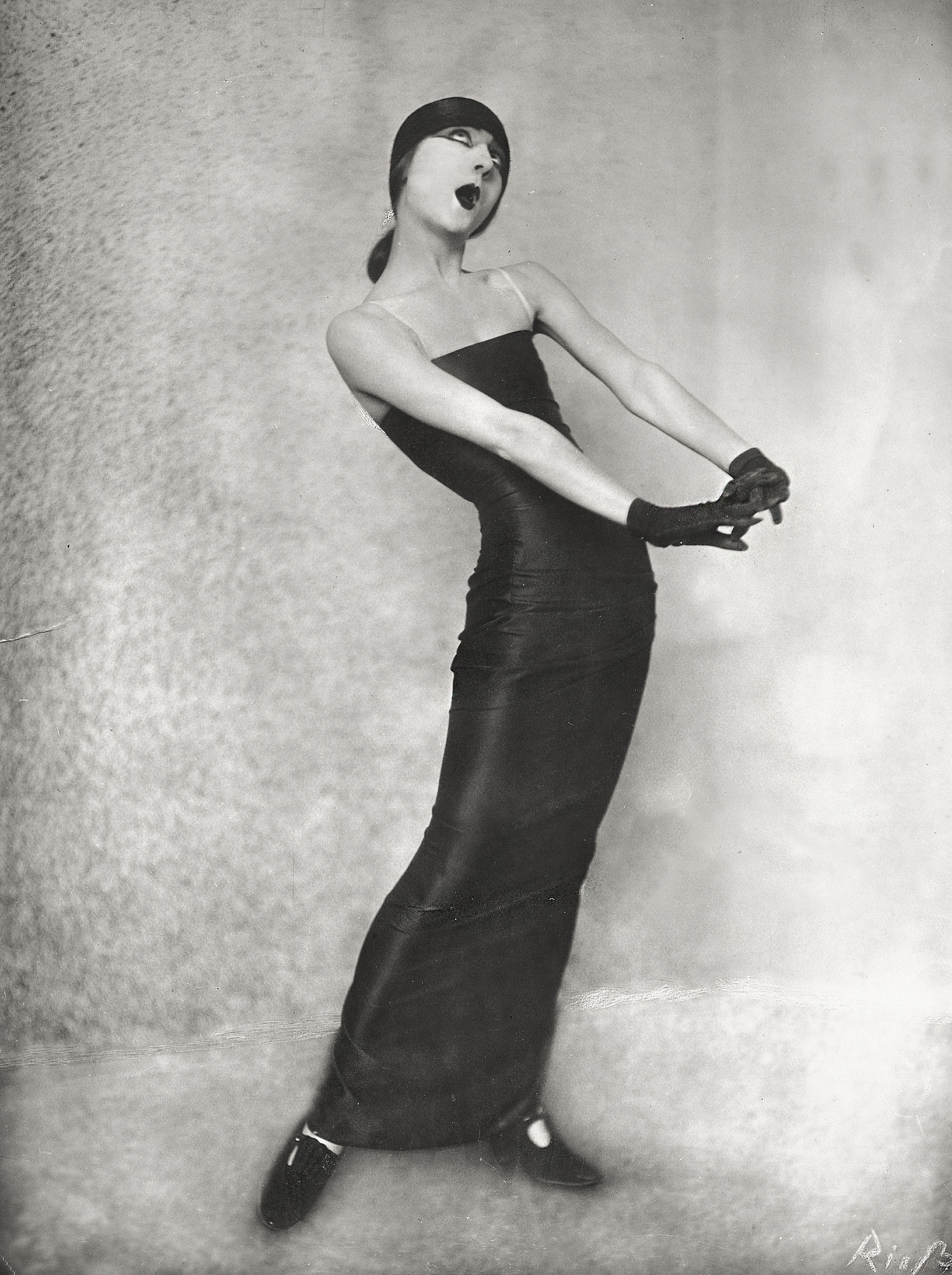 Frieda Riess :: Portrait of cabaret artist Margo Lion singing the couplet ‘Die Linie der Mode’ in the Wilde Bühne in Berlin, 1924. Music by Mischa Spoliansky, Text: Marcellus Schiffer | src Getty Images 