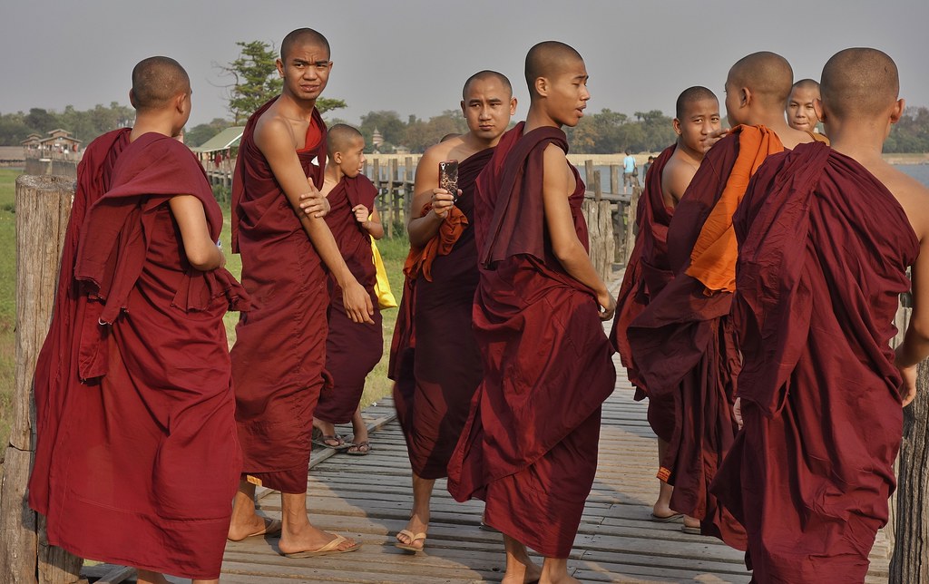 MYANMAR, Burma - Mandalay-Amarapura, am Taungthaman-See - auf, unter und neben der U-Bein-Brücke,  monks, 78845/20745