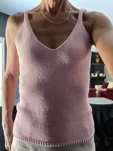 Claudia finished two lovely summer tank tops! This one she knit using Navia Bummull.