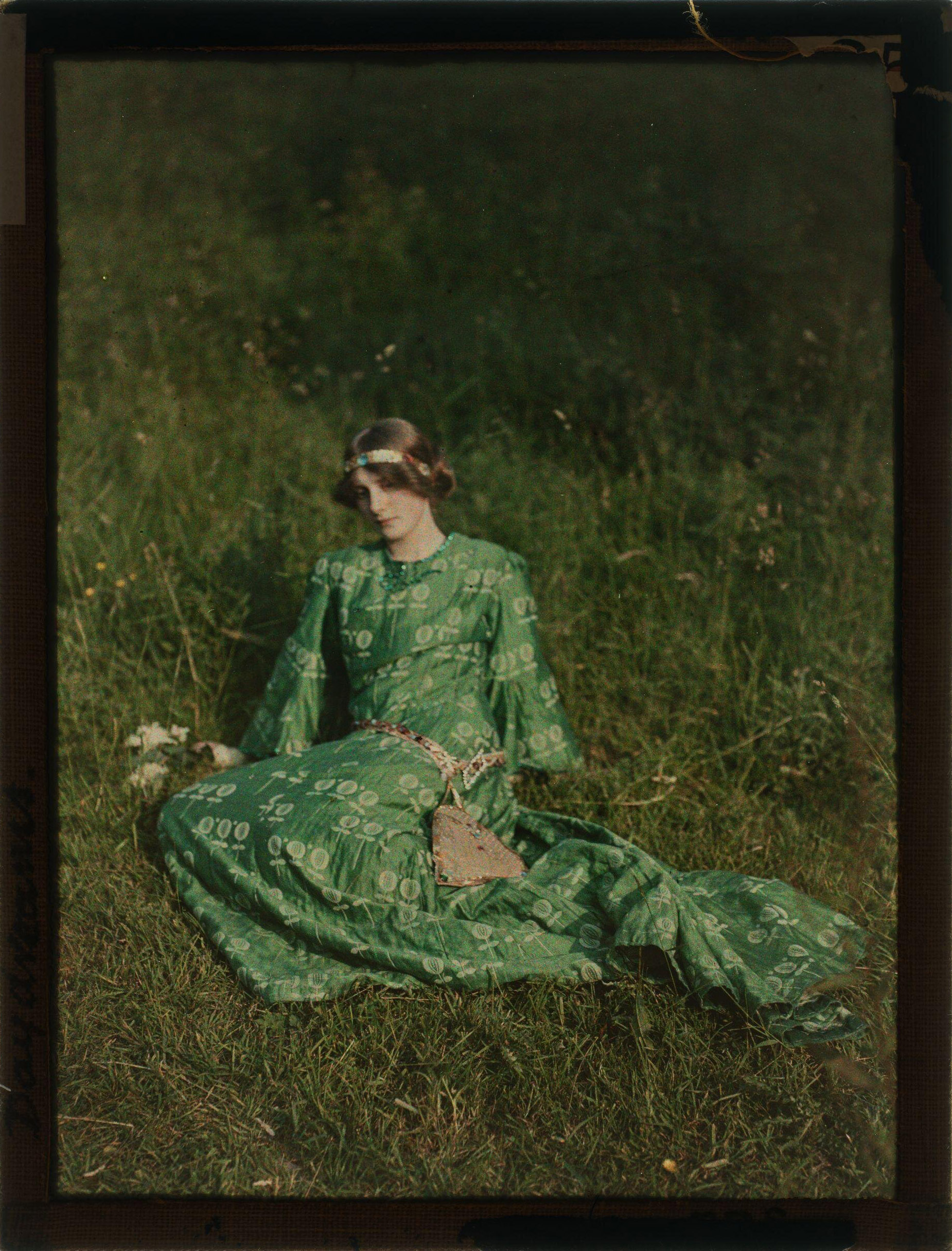 John Cimon Warburg :: 'Daydreams', 1909, autochrome. | src The Royal Photographic Society Collection at the V&A museum