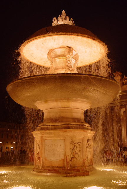 Fontaine sur la place Saint-Pierre de Rome