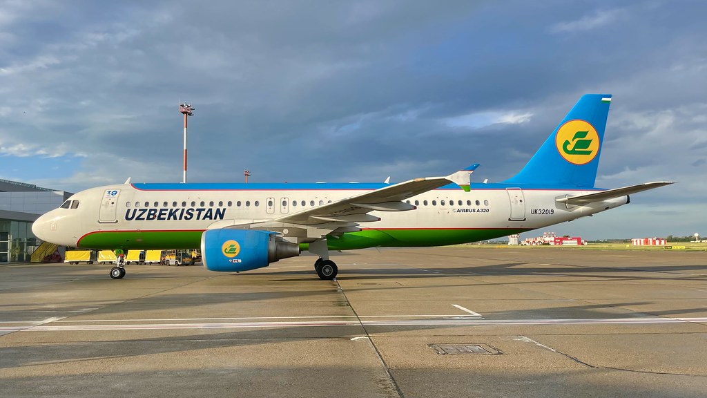 UK32019 Uzbekistan Airways Airbus A320-214